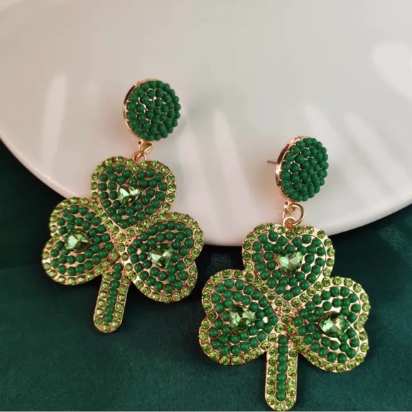 ☘️ St. Patrick's Day Green Seed Bead Rhinestone Clover Dangle Earrings - Picture 2 of 2
